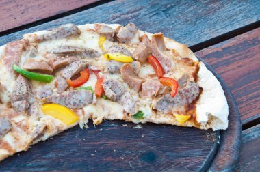 ahşap plaka üzerinde pizza