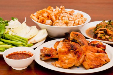 ızgara tavuk ve Tay tarzında kızarmış domuz eti