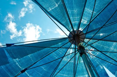 Alt görünümü mavi şemsiye