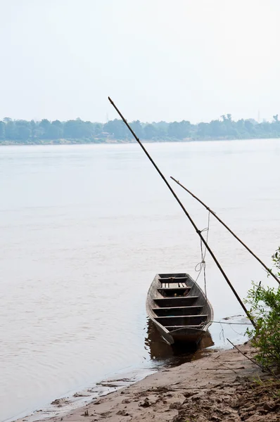 タイで川の木製の小さなボート — ストック写真