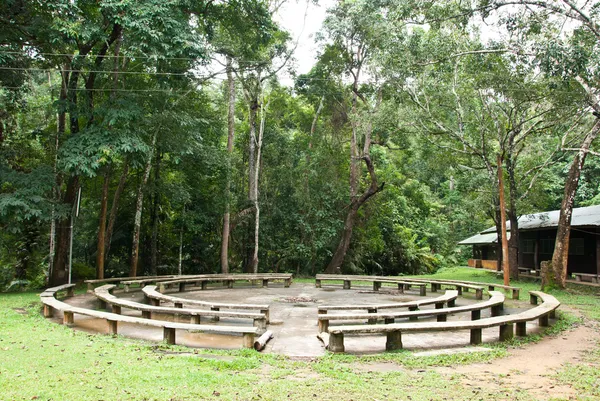 Cirkel seat voor kamperen in het bos — Stockfoto