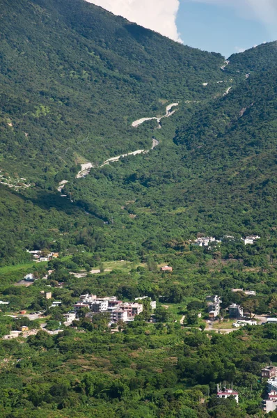 Stad op de berg met road — Stockfoto