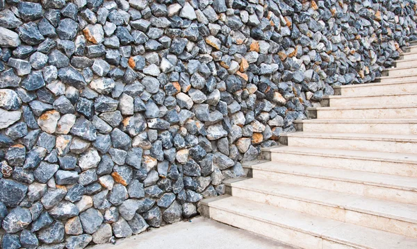 Μαρμάρινες σκάλες με τοίχο βράχου — Φωτογραφία Αρχείου