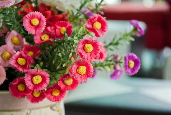 Las coloridas flores artificiales en la jarra —  Fotos de Stock