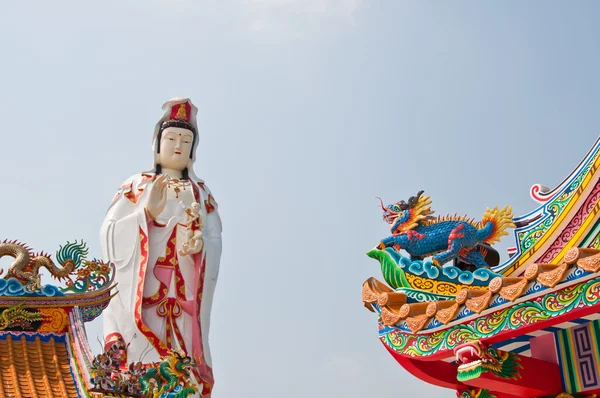 O dragão chinês colorido com Guan Yin — Fotografia de Stock