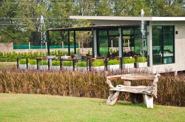 El sillón en el jardín — Foto de Stock