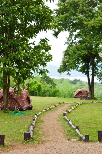 Zielony namiot w pobliżu jeziora — Zdjęcie stockowe