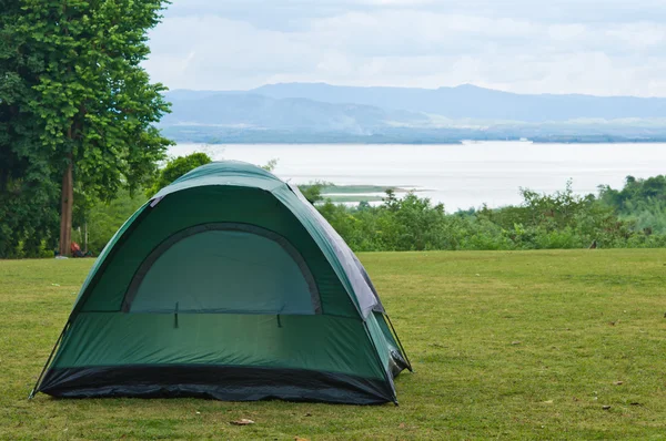 La tente verte près du lac — Photo