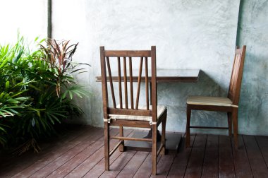 Bahçe masa ile iki sandalye