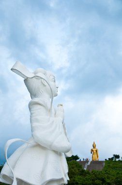 Çinli kız açı olarak saygı Buda