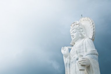 Mermer guan yin vazo ve ağaç elinde tut