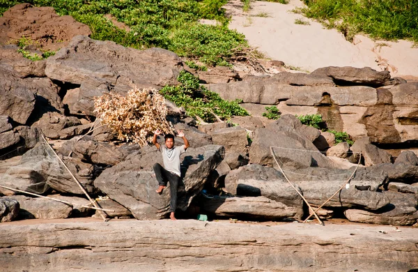 Boy is fishing in Khong River at Sam Pan Bok, Ubonratchathani, T — Stock Photo, Image