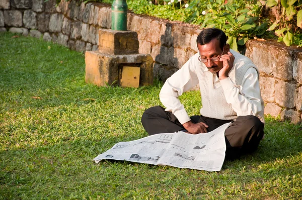 Gungtok, india - 23 oktober 2011: een niet-geïdentificeerde Indier leest — Stockfoto