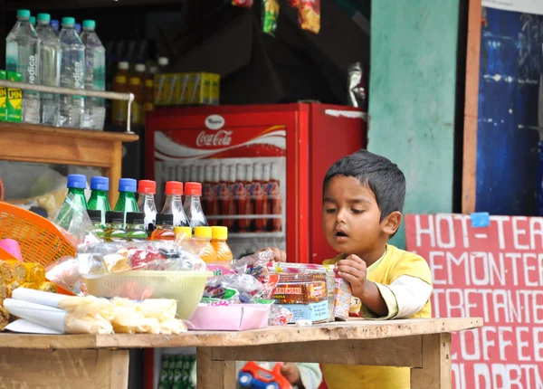 Menino indiano seleciona lanche no supermercado — Fotografia de Stock