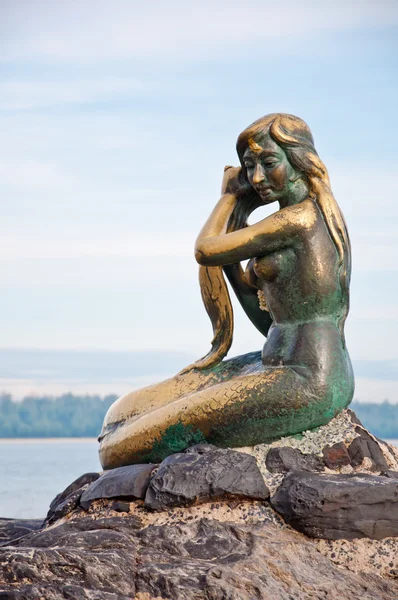 Die Meerjungfrau-Statue auf dem Felsen — Stockfoto