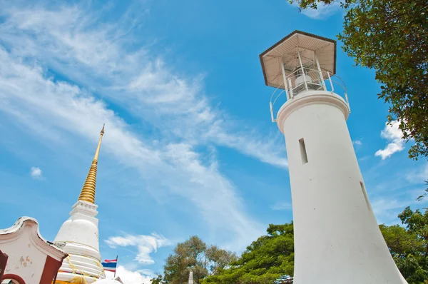 Luang pagoda i latarnia morska w tung kuan hilltop — Zdjęcie stockowe