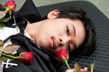 Genç vampir kırmızı Güllü