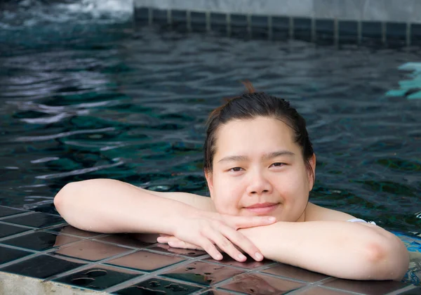 En asiatisk kvinna simma i poolen — Stockfoto