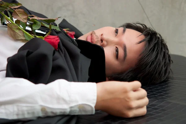 A teenager vampire with red roses — Stock Photo, Image