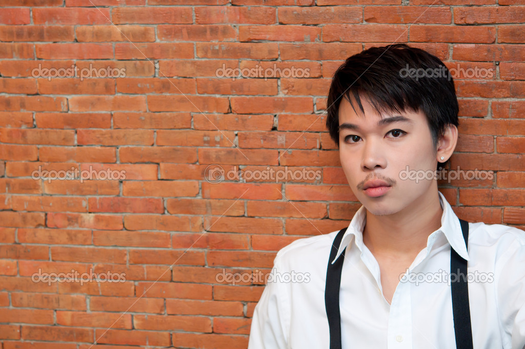 Un adolescente con camisa blanca y tirantes: fotografía de stock kessudap #35088803 | Depositphotos