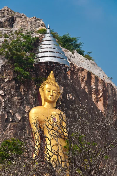 Le stuc de Bouddha debout à la grotte de Khao Ngu en Thaïlande — Photo