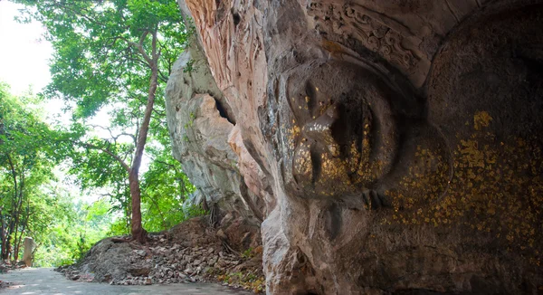 The stucco of ancient reclining Buddha at the Khao Ngu Cave in T — Stock Photo, Image