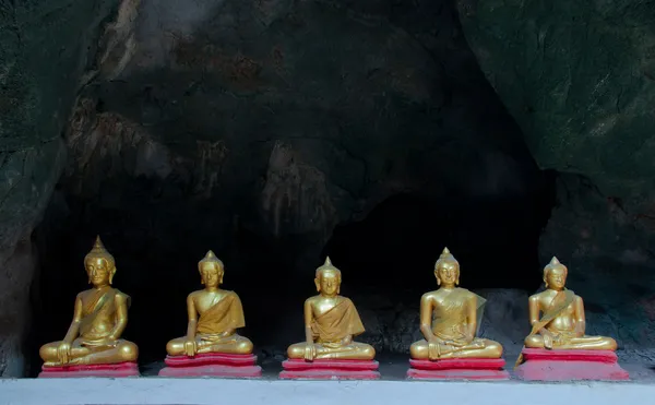 Fem sitter gyllene buddha i grottan i thailand — Stockfoto