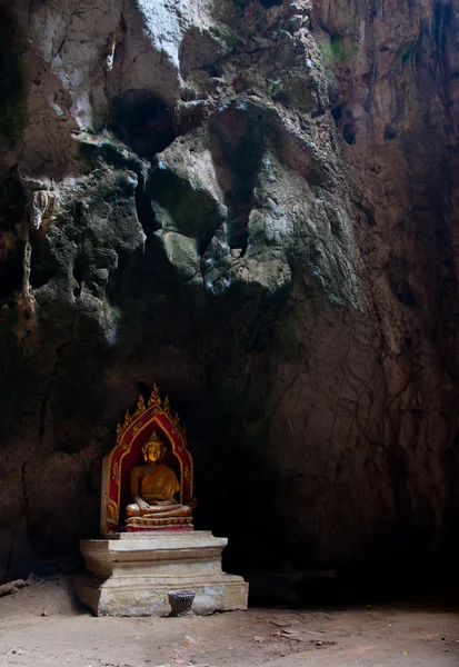 Bir oturma Tayland mağarada altın buddha — Stok fotoğraf