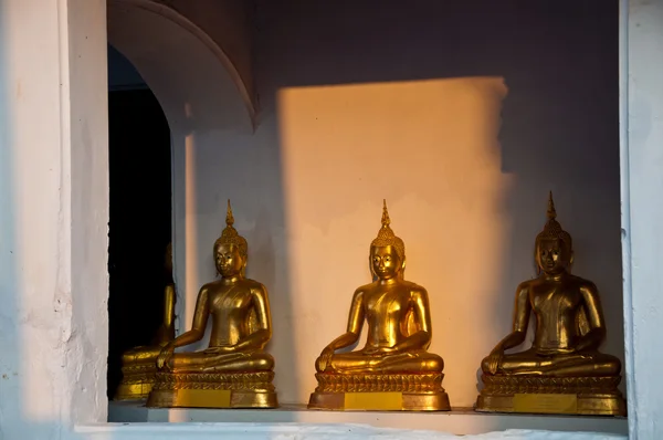 The light to the sitting Golden Buddha in the temple in Thailand — Stock Photo, Image