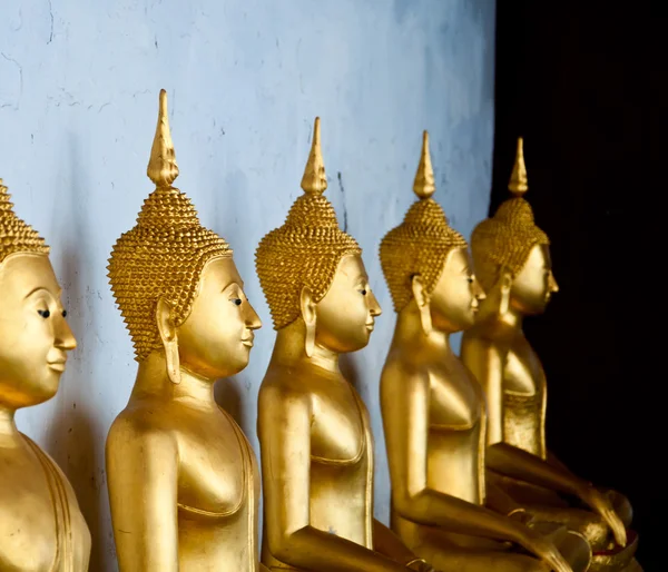 The sitting Golden Buddha in the temple in Thailand — Stock Photo, Image