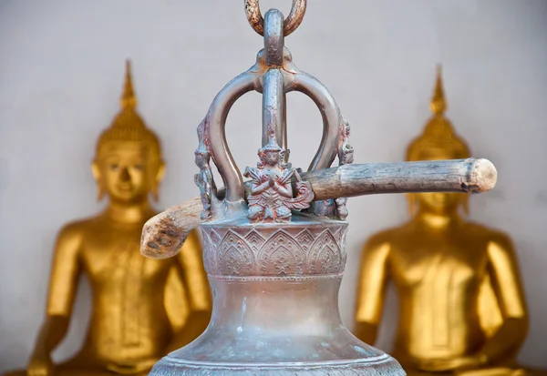 Das hölzerne Stockhaken an der thailändischen Glocke im Tempel in — Stockfoto