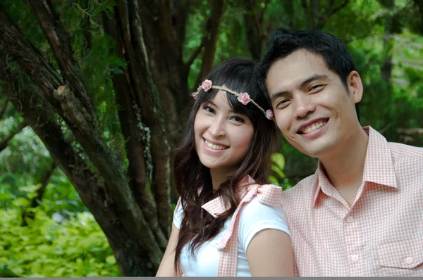 Retrato de una feliz pareja riéndose de la cámara — Foto de Stock