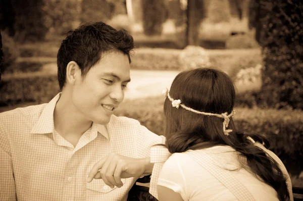 Retrato de un hombre feliz mirando a su chica con amor — Foto de Stock