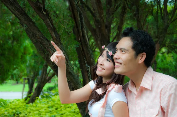 Retrato de um casal feliz sorrindo e apontar o dedo — Fotografia de Stock