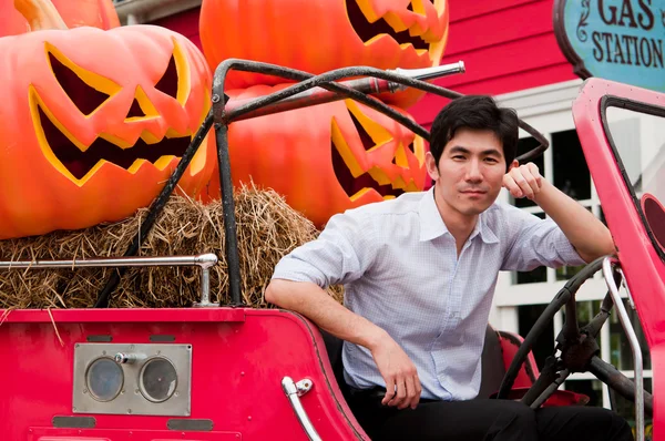 An asian man cross his arm and lean against truck — Stock Photo, Image