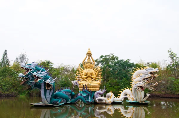 Статуя Бодхисаттвы с драконом — стоковое фото