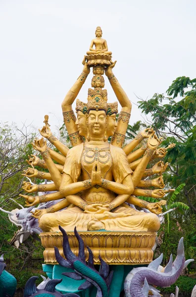 Estátua de Bodhisattva com dragão — Fotografia de Stock