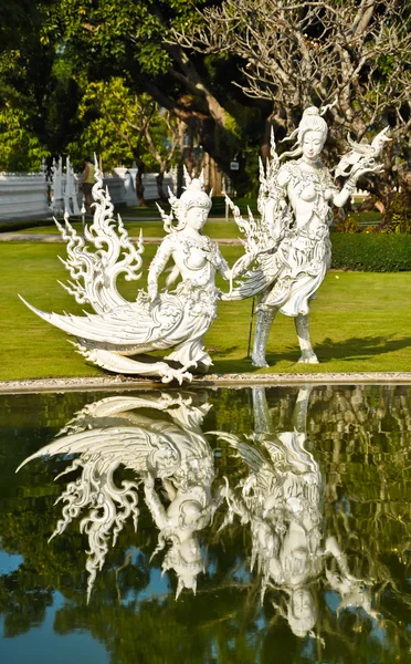 Infödda thailändsk stil angel staty i wat rong khun, chiang rai — Stockfoto