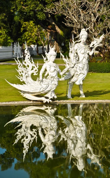 yerli Tay tarzında melek heykelinin wat rong khun, chiang rai
