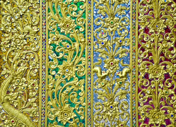 Традиционные тайские украшения в Буддистском дворце в Чианге , — стоковое фото