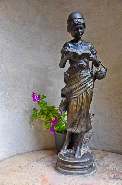 Reading girl statue — Stock Photo, Image