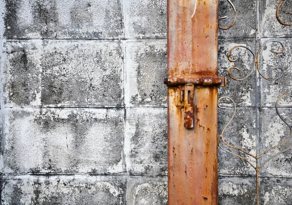 Cadenas rouillé pencher le vieux mur — Photo