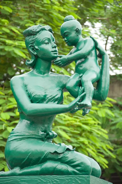 Madre e hijo en la estatua de vestido de estilo tailandés tradicional — Foto de Stock