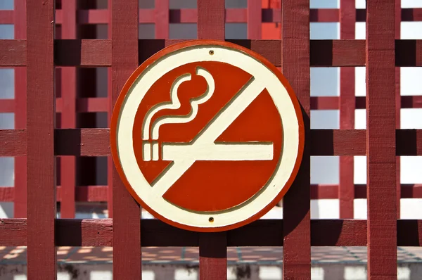 O sinal de não fumar feito de madeira — Fotografia de Stock