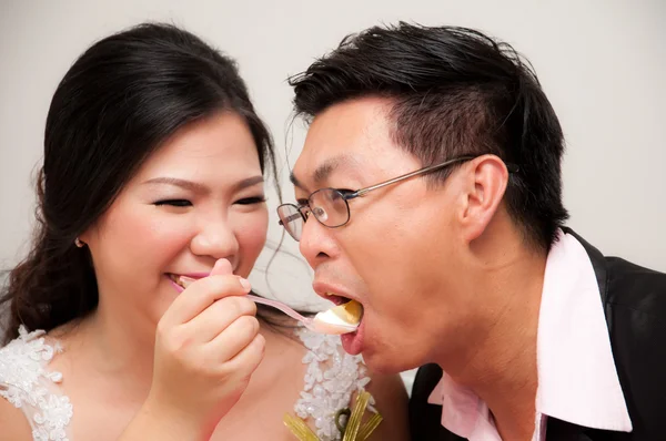 Noiva alimenta ovo doce para o noivo como chinês tradicional — Fotografia de Stock