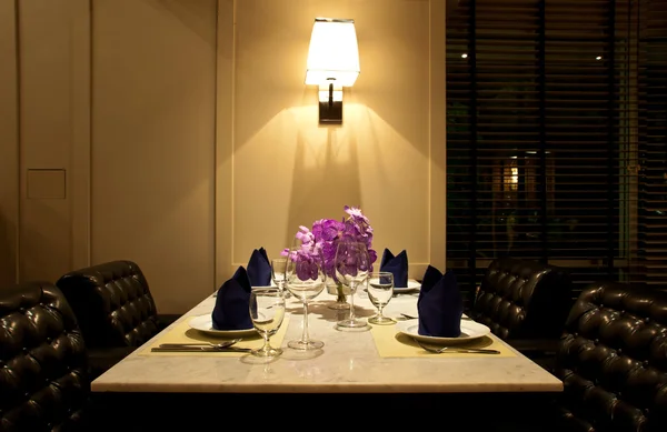 O conjunto de mesa para jantar com cadeira de couro Imagens Royalty-Free