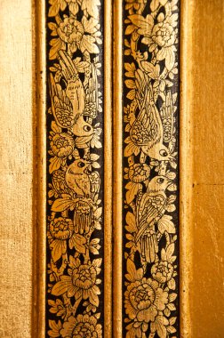 pájaro de oro en estilo tailandés