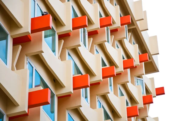 A külső, színes modern épület alsó-hegy kilátás — Stock Fotó