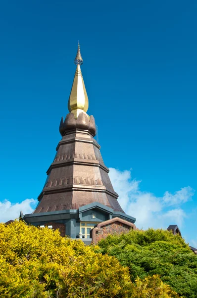 La pagode de style thaï moderne avec ciel bleu et jardin en Thaïlande — Photo