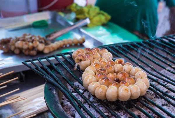 A bola de porco grelhado no fogão em estilo tailandês — Fotografia de Stock